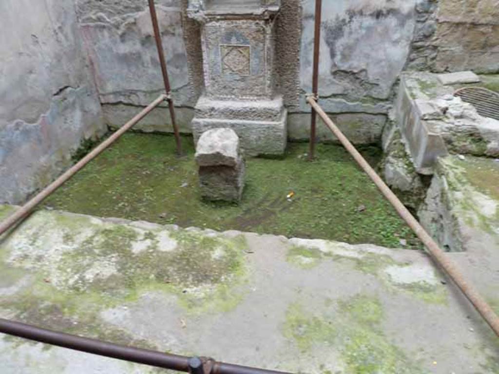 III.3 Herculaneum. May 2010. According to Jashemski, the pool which occupied most of the small light-well had been filled with soil to form a small garden by the time of the eruption.